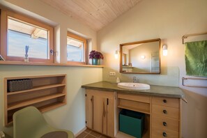 Shower, hair dryer, towels - Holiday Apartment "Bei der Töpferei" with Balcony, Terrace, Garden & Wi-Fi (Pittenhart)