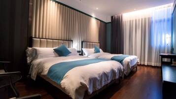 Elite Family Room | Minibar, desk, blackout drapes, iron/ironing board