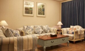 3 Bedroom Villa | Minibar, desk, blackout drapes, iron/ironing board - Victoria Hotel Huizhou (Huizhou)