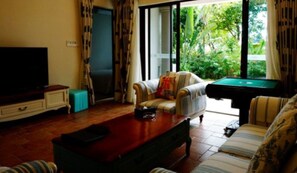 4 Bedroom Villa | Living room | Flat-screen TV - Victoria Hotel Huizhou (Huizhou)