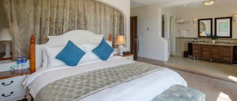 4 Bedroom Villa-Near Sea | Minibar, desk, blackout curtains, iron/ironing board