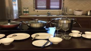 Daily local cuisine breakfast (CNY 168 per person)