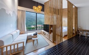 Minibar, escritorio, cortinas blackout y tabla de planchar con plancha