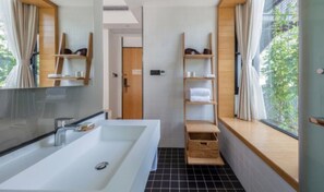 Deluxe-Zweibettzimmer | Badezimmer | Dusche, Regendusche, kostenlose Toilettenartikel, Haartrockner