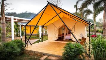 YeShe Tent | Minibar, desk, blackout curtains, iron/ironing board