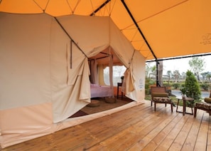 YeShe Tent | Minibar, desk, blackout drapes, iron/ironing board