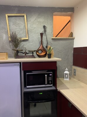 Een koelkast, een microgolfoven, een oven, een kookplaat