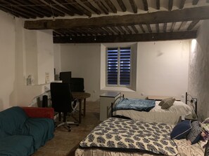 2 bedrooms, desk, iron/ironing board, WiFi