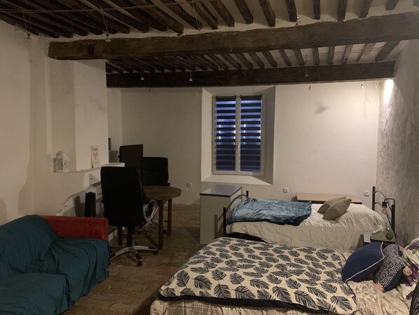 2 bedrooms, desk, iron/ironing board, WiFi
