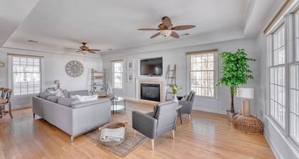 Heated Pool, Outdoor Kitchen, and More! Beautiful Shore Getaway