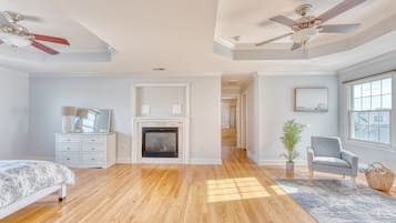 5 habitaciones, escritorio y tabla de planchar con plancha