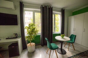 舒適三人房, 多張床, 非吸煙房 | 客廳 | 平面電視