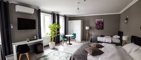 Minibar, decoración personalizada, muebles diferentes y escritorio