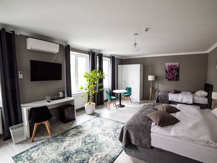 Comfort Triple Room | Minibar, individually decorated, individually furnished, desk