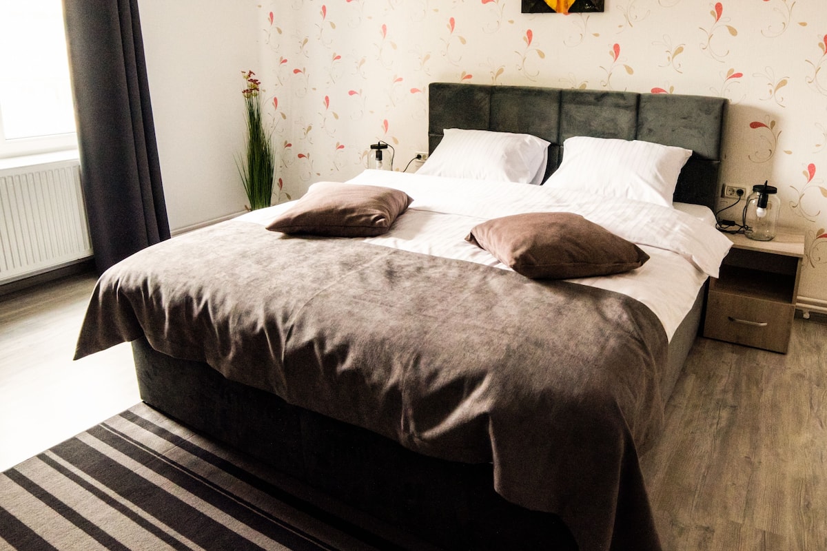 Deluxe Double Room, 1 King Bed | Minibar, individually decorated, individually furnished, desk