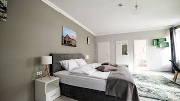 Comfort Triple Room | Minibar, individually decorated, individually furnished, desk