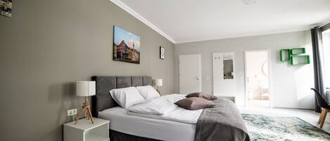 Phòng 3 tiện nghi đơn giản | Minibar, trang trí khác biệt, trang bị nội thất với thiết kế riêng biệt