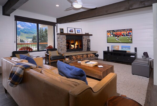 تلفزيون، مدفأة، مكتب