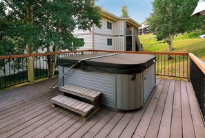 Terrace/patio - Elder at Outrun, Lovely remodel, hot tub, shuttle (Crested Butte)
