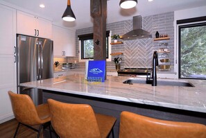Coffee/tea maker, fridge, microwave, oven - Elder at Outrun, Lovely remodel, hot tub, shuttle (Crested Butte)