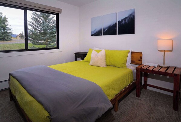 3 bedrooms, travel crib, WiFi, bed sheets - Elder at Outrun, Lovely remodel, hot tub, shuttle (Crested Butte)