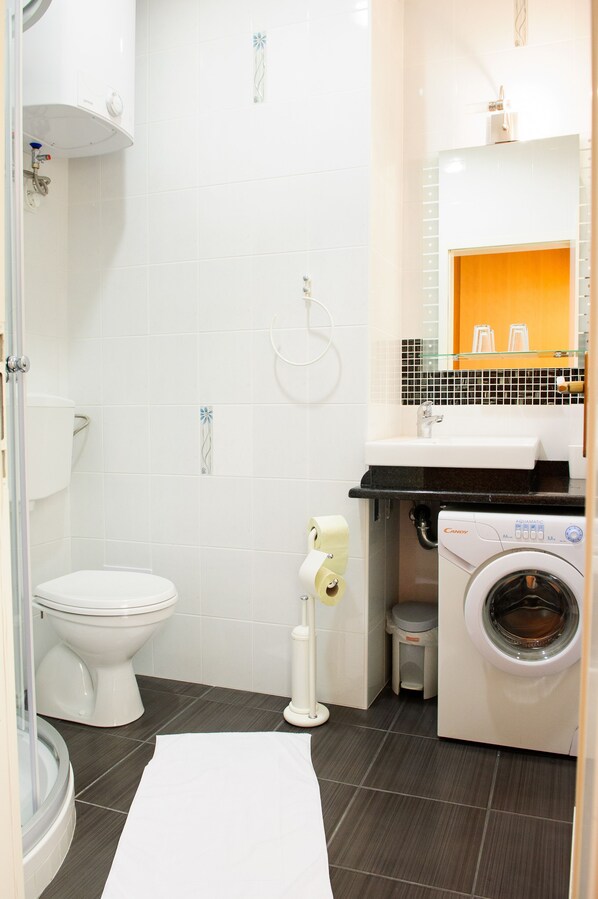 Haartrockner, Hausschuhe, Handtücher, Toilettenpapier