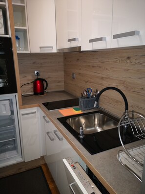 Kühlschrank, Mikrowelle, Ofen, Herdplatte