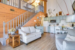 TV, fireplace - Relax Fireside! Home 8 Mi to Silver Dollar City (Branson)