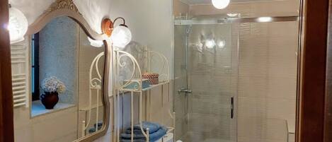 تجهيزات دش، مجففات شعر، مناشف، صابون