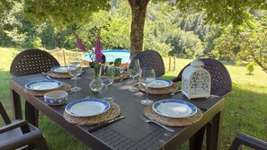 Dining - A Casa dos Avós - House with swimming pool, barbecue in the middle of nature in A Coruña. (Oza de los Ríos)