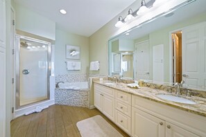 Combined shower/bathtub, hair dryer, towels