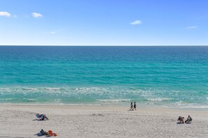 On the beach - The Crescent 411 Gulf Front 3BR w/ Sweeping Views & Free Beach Service (Miramar Beach)