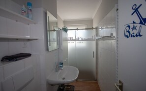 Doccia, asciugacapelli, asciugamani, sapone