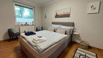 3 bedrooms, desk, iron/ironing board, travel crib