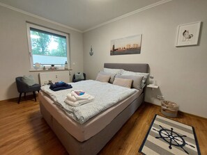 3 camere, una scrivania, ferro/asse da stiro, culla da viaggio