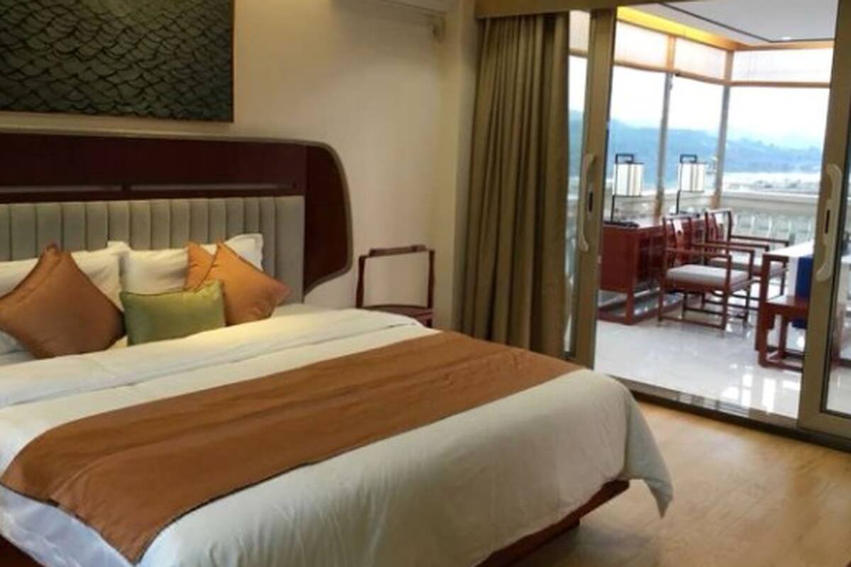 Suite | Minibar, desk, blackout drapes, iron/ironing board