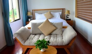 Deluxe Double Room | Minibar, desk, blackout curtains, iron/ironing board