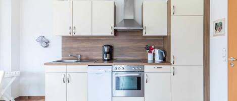 Køleskab, opvaskemaskine, kaffe-/temaskine, elkedel