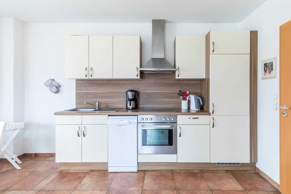 Køleskab, opvaskemaskine, kaffe-/temaskine, elkedel