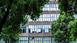 Un hôtel doté d’une façade moderne, de grandes fenêtres et d’une entrée bien visible.