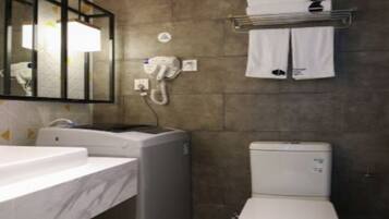 Shower, rainfall showerhead, free toiletries, hair dryer