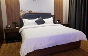 Doppia Standard | Minibar, una scrivania, tende oscuranti, ferro/asse da stiro