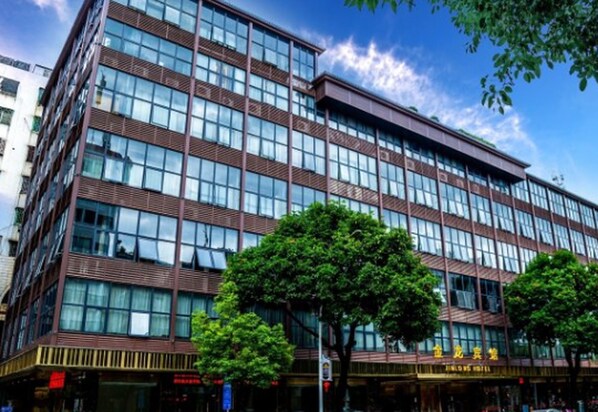 Vista frontal de la propiedad