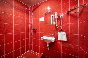 Gratis toiletartikelen, een haardroger, handdoeken