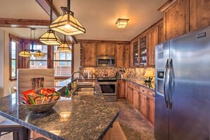 Fridge, stovetop, coffee/tea maker, toaster - Fraser Condo w/ Views & Hot Tub: Near Winter Park! (Fraser)