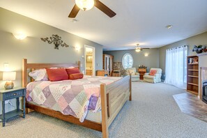 4 bedrooms, internet, bed sheets - Lakefront Home in Barnstead w/ Seasonal Hot Tub (Barnstead)