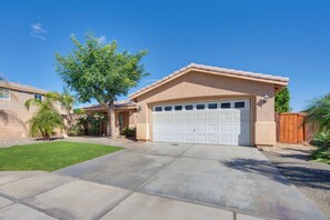 Property grounds - Outdoor Oasis: Coachella Valley Group Getaway! (Coachella)