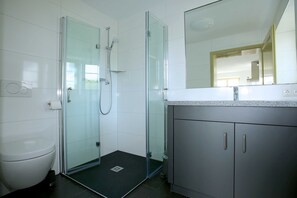 Een douche, handdoeken