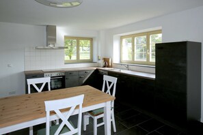 Kühlschrank, Ofen, Geschirrspüler, Hochstuhl
