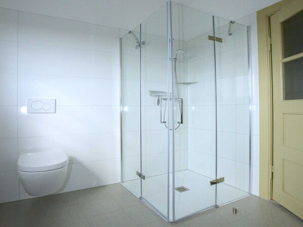 Een douche, handdoeken